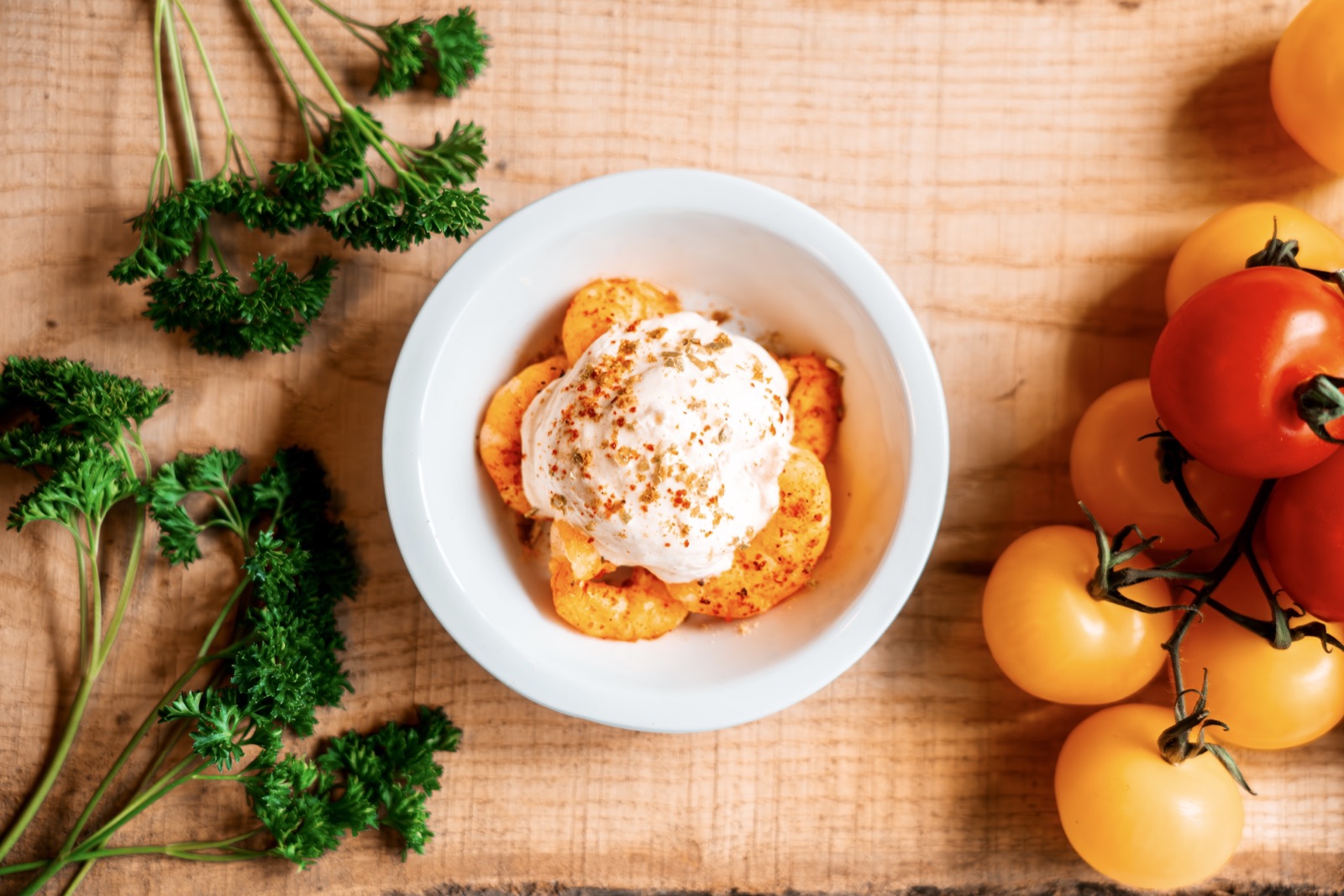Assiette healthy : crevettes épicées, tomates et persil frais